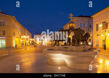 Piazza Klauzal al crepuscolo, Szeged, pianura meridionale, Ungheria Foto Stock