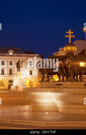 Piazza Klauzal al crepuscolo, Szeged, pianura meridionale, Ungheria Foto Stock