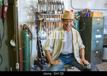 Medio Oriente uomo sorridente in officina Foto Stock