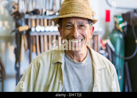 Medio Oriente uomo sorridente in officina Foto Stock