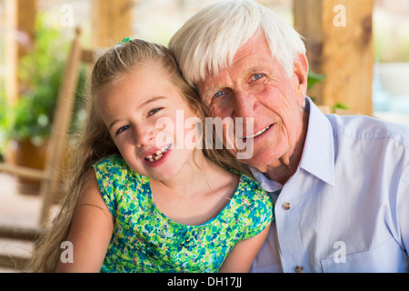 Uomo caucasico e nipote di sorridere Foto Stock