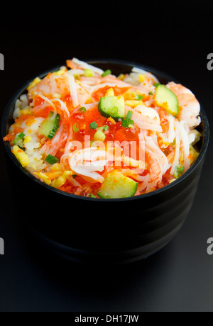 Chirashi zushi (sparsi sushi) Foto Stock