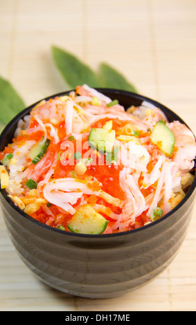 Chirashi zushi (sparsi sushi) Foto Stock