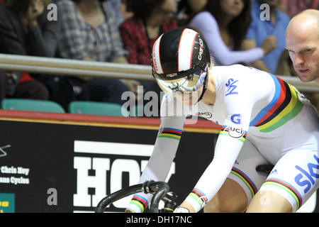 2013/14 Serie Revolution Round 1, Manchester. Becky James nella sprint campione del mondo maglia iridata sulla linea di partenza Foto Stock