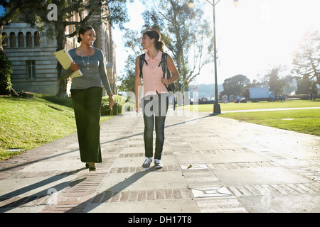 Docente e studente camminando sul campus Foto Stock