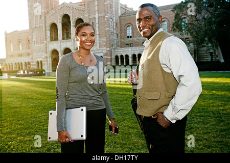 African American professori parlando del campus Foto Stock