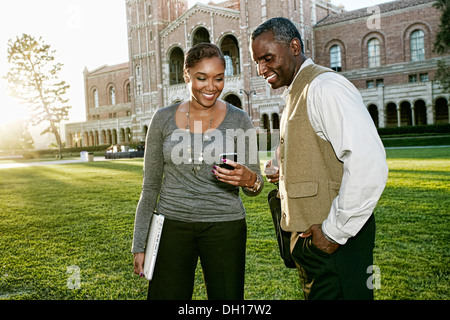 African American professori parlando del campus Foto Stock