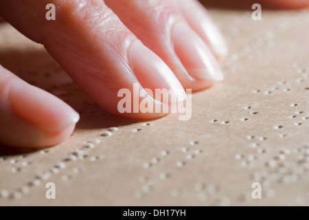 Close up donna ispanica lettura Braille Foto Stock