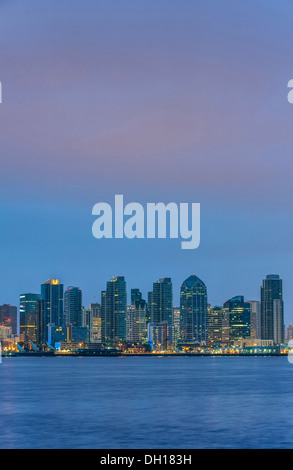 Skyline della città illuminata di notte, San Diego, California, Stati Uniti Foto Stock