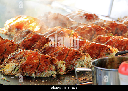 Lo stile di Hiroshima okonomiyaki Foto Stock