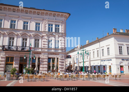 Caffè all'aperto in Piazza Klauzal, Szeged, pianura meridionale, Ungheria Foto Stock