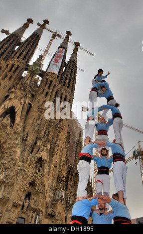 Castellers de Poble-sec.'Castellers' edificio torre umana, de la Marina Street. Barcelona, Spagna Foto Stock