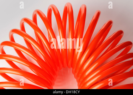 Arancione rosso a spirale dell'aria in plastica flessibile usato per attrezzi pneumatici. Foto Stock