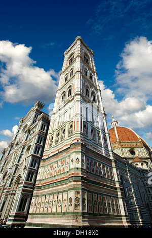 In prossimità delle sculture in pietra sulla facciata del Duomo di Firenze (Cattedrale di Santa Maria del Fiore , Firenze Italia Foto Stock