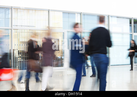 Sagome di persone che camminano in edificio per uffici Foto Stock