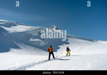 Due persone sci di fondo, Alpi europee, Tirolo, Austria Foto Stock