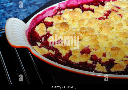 Pera e bacca rossa sgretolarsi in un ovale piatto gratin. Foto Stock