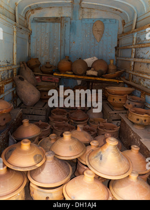 Gli ingredienti di base di una tagine sui bruciatori per la vendita in un negozio nel retro di un furgone su Tizi n' passare prova Marocco, Africa del Nord Foto Stock