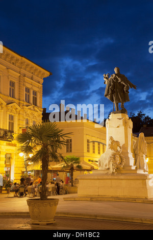 Piazza Klauzal al crepuscolo, Szeged, pianura meridionale, Ungheria Foto Stock