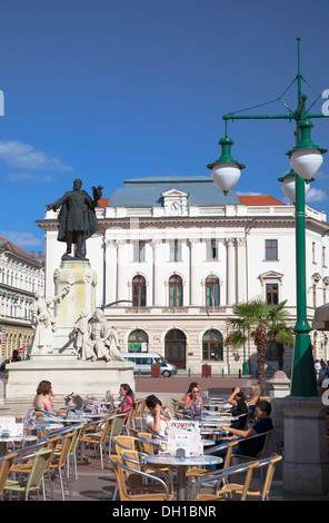 Caffè all'aperto in Piazza Klauzal, Szeged, pianura meridionale, Ungheria Foto Stock