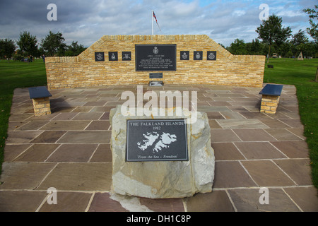 Guerra delle Falkland stele commemorativa del Sud Atlantico Task Force presso il National Memorial Arboretum Alrewas Staffordshire Foto Stock