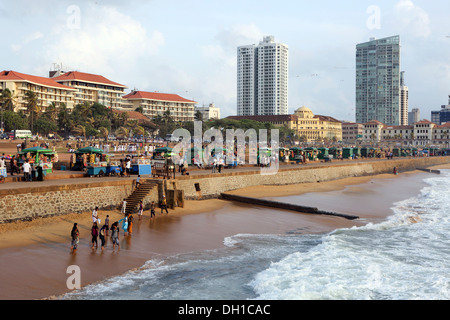 Per coloro che godono di un pomeriggio soleggiato su Galle Face beach in Colombo, Sri Lanka Foto Stock