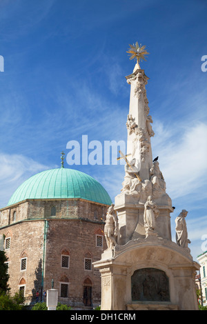 La moschea e la chiesa di Trinità Colonna nella piazza di Szechenyi, Pecs, Dél-Dunántúl, Ungheria Foto Stock