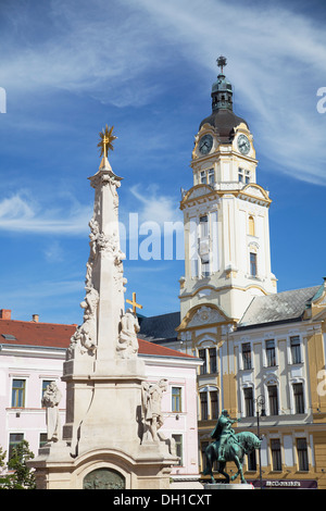 Colonna della Trinità e il Municipio in piazza Szechenyi, Pecs, Dél-Dunántúl, Ungheria Foto Stock