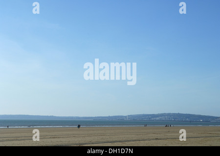 Spiaggia di sabbia, popolare tra i surfisti, kite volantini e dog walkers. Le gru da Port Talbot dock può essere visto in background. Foto Stock