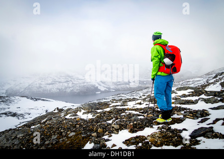 Escursionista di dare una occhiata al fiordo nel paesaggio di montagna, Norvegia, Europa Foto Stock