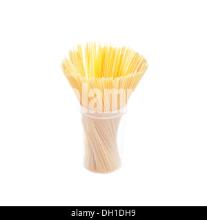 Mazzetto di spaghetti in scatola di plastica isolato su bianco Foto Stock