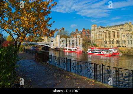 Cercando di Lendal bridge, i colori autunnali, York, Yorkshire, Inghilterra Foto Stock