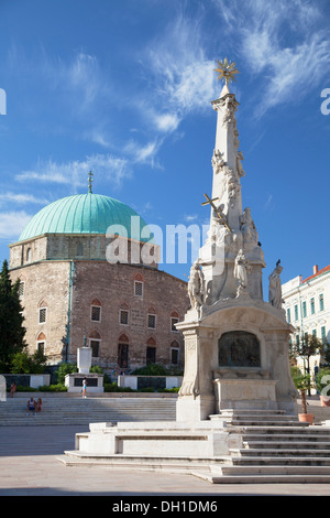La moschea e la chiesa di Trinità Colonna nella piazza di Szechenyi, Pecs, Dél-Dunántúl, Ungheria Foto Stock