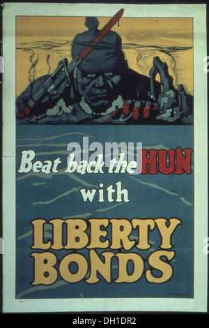 Questo poster dell'era della prima guerra mondiale incoraggia l'acquisto di obbligazioni Liberty per sostenere lo sforzo bellico degli Stati Uniti contro gli "Unni" (un termine dispregiativo per i tedeschi durante la guerra). Il poster fa parte di una più ampia campagna per raccogliere fondi per l'esercito. Foto Stock