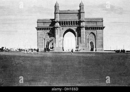 Vecchio vintage 1900s Gateway of India Apollo Bunder Colaba Bombay Mumbai India Maharashtra Foto Stock