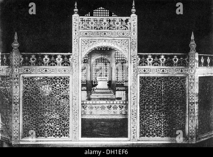 Vecchia immagine d'epoca degli anni '1900 che racchiude una bara in pietra di marmo del sarcofago all'interno del Taj Mahal Agra Delhi India Foto Stock