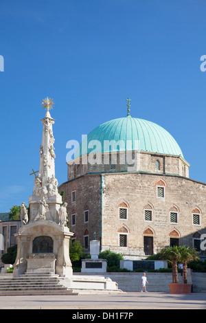 La moschea e la chiesa di Trinità Colonna nella piazza di Szechenyi, Pecs, Dél-Dunántúl, Ungheria Foto Stock