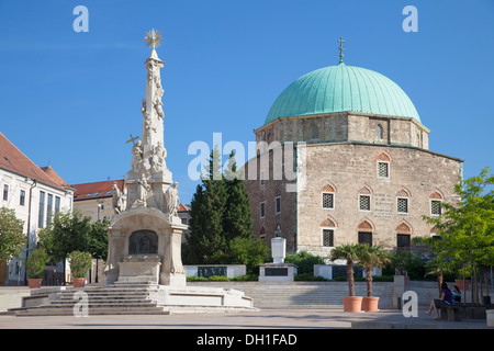La moschea e la chiesa di Trinità Colonna nella piazza di Szechenyi, Pecs, Dél-Dunántúl, Ungheria Foto Stock