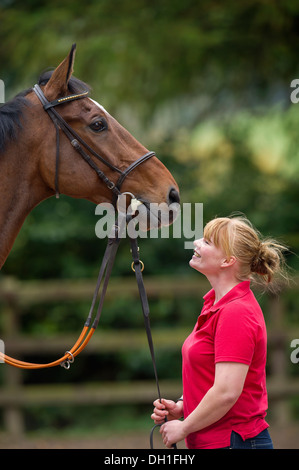 Ex fantino e trainer delle corse ippiche Jess Westwood in Exford con cavallo Tunkerty Monkerty Foto Stock