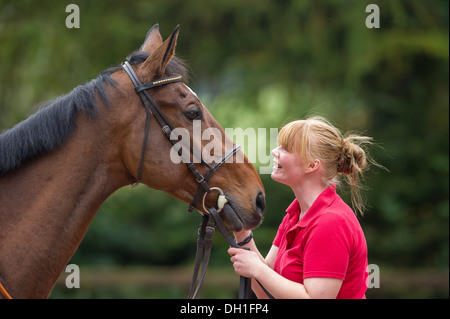 Ex fantino e trainer delle corse ippiche Jess Westwood in Exford con cavallo Tunkerty Monkerty Foto Stock