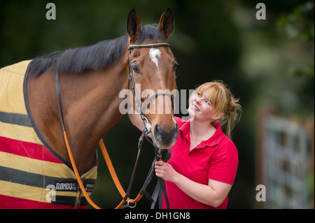 Ex fantino e trainer delle corse ippiche Jess Westwood in Exford con cavallo Tunkerty Monkerty Foto Stock