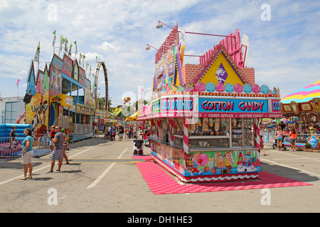 I fornitori e i turisti su Midway alla Indiana State Fair a Indianapolis Foto Stock