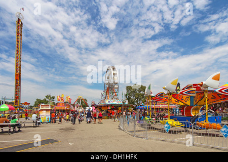 Turisti e corse su Midway alla Indiana State Fair a Indianapolis Foto Stock