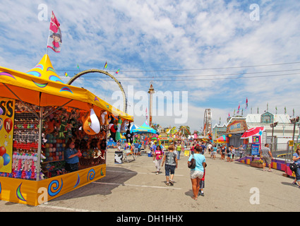 Fornitori, turisti e corse su Midway alla Indiana State Fair a Indianapolis Foto Stock