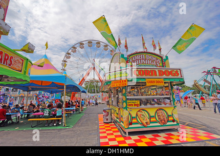 Fornitori, turisti e corse su Midway alla Indiana State Fair a Indianapolis Foto Stock