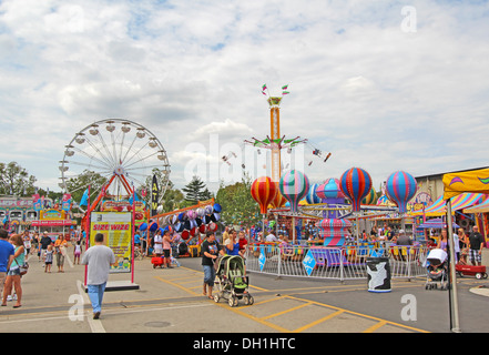 Turisti e corse su Midway alla Indiana State Fair a Indianapolis Foto Stock