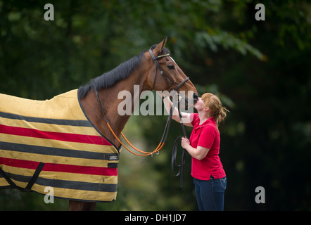 Ex fantino e trainer delle corse ippiche Jess Westwood in Exford con cavallo Tunkerty Monkerty Foto Stock