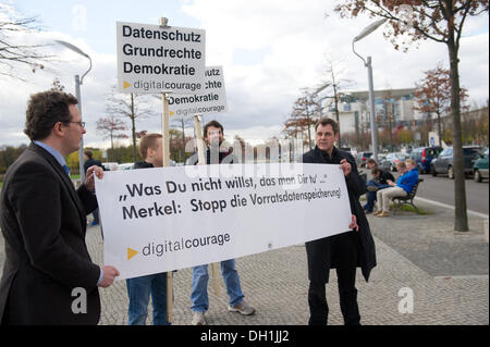 Berlino, Germania. 29 ott 2013. Membri dell'iniziativa 'digital coraggio " veglia di attesa per la protezione dei dati nella parte anteriore della cancelleria a Berlino, Germania, 29 ottobre 2013. Foto: MAURIZIO GAMBARINI/dpa/Alamy Live News Foto Stock