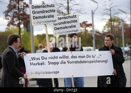 Berlino, Germania. 29 ott 2013. Membri dell'iniziativa 'digital coraggio " veglia di attesa per la protezione dei dati nella parte anteriore della cancelleria a Berlino, Germania, 29 ottobre 2013. Foto: MAURIZIO GAMBARINI/dpa/Alamy Live News Foto Stock