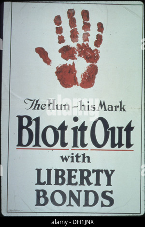 Un poster dell'era della prima guerra mondiale che incoraggiava gli americani a sostenere lo sforzo bellico acquistando Liberty Bonds, con la frase "Blot it out with Liberty Bonds" che simboleggiava la lotta contro il nemico. Foto Stock